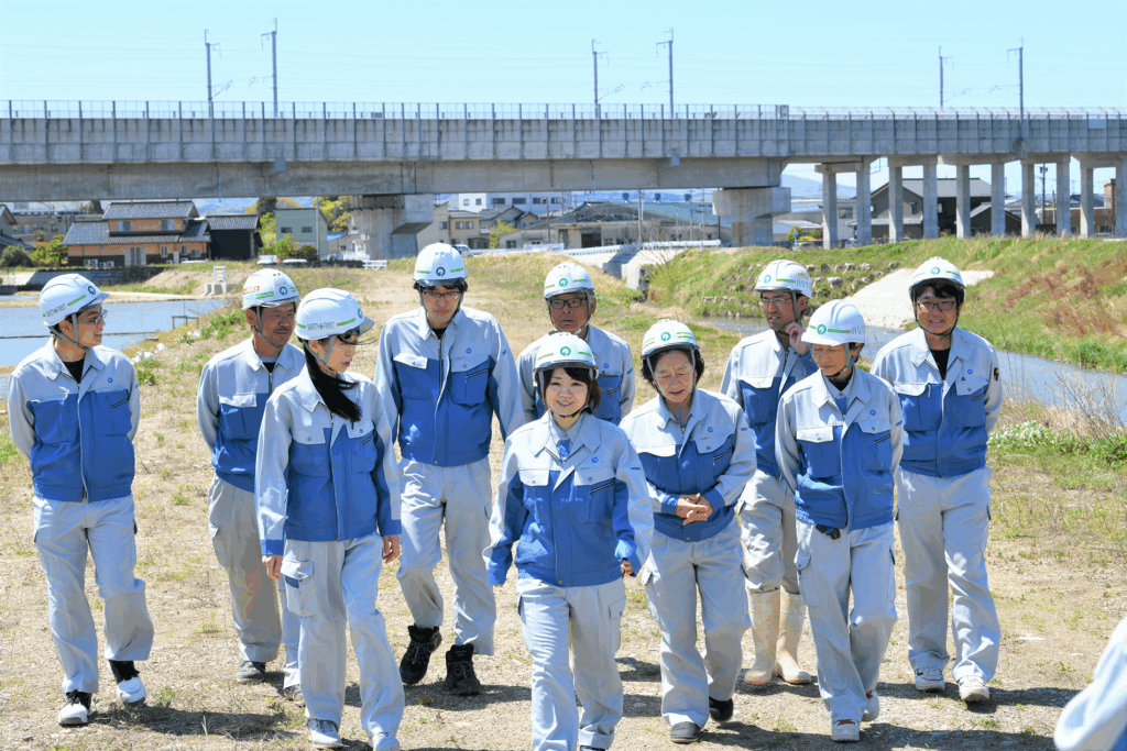 野手組社員10人が並んでいる