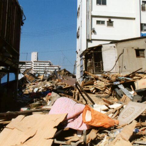 地震で倒壊した家屋