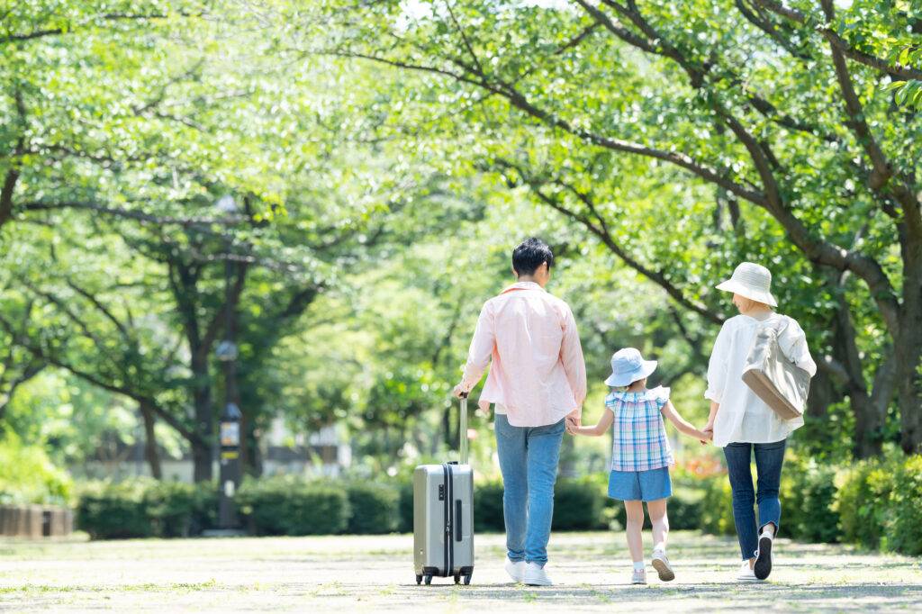 親子3人で出かけている様子